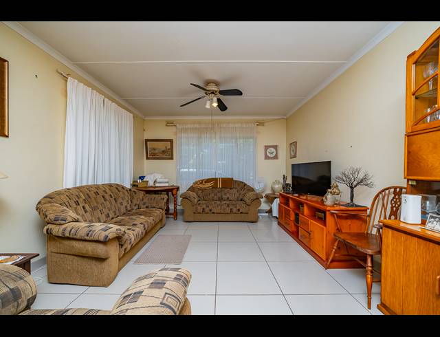 3 BEDROOM HOUSE TO LET IN CAVERSHAM GLEN